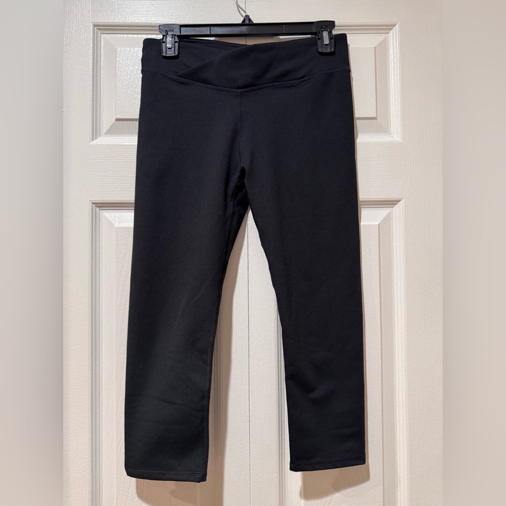 Fabletics Classic criss cross front crop Black Women's Leggings. Small NWT